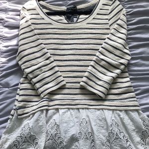 Embellished tunic w/ lace detail